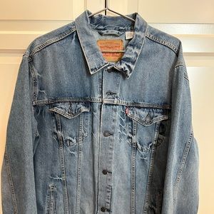 Like new!!! Mens Levi’s denim trucker jacket never worn size 3XL.
